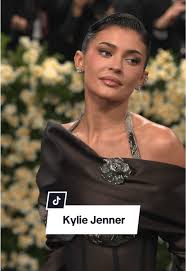 هل خضعت كايلي جينر فعلاً لعملية تكميم المعدة؟